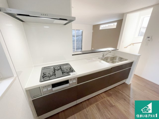 豊中市穂積　第2期　新築一戸建てのキッチン|明るいリビングで朝の目覚めもスッキリできそう！対面キッチンでご家族のコミュニケーションも自然と増える設計！小さなお子様が遊ぶスペースを作っても広々とくつろげるLDK！