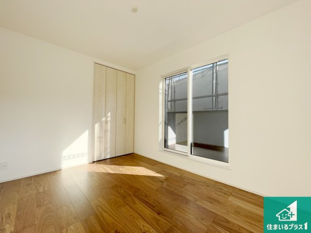 豊中市穂積　第2期　新築一戸建ての洋室|寝室は心地よい眠りについてもらいたくて、シンプルかつ開放的な空間な設計にしています！大きな窓から差し込む日が心地いいです♪