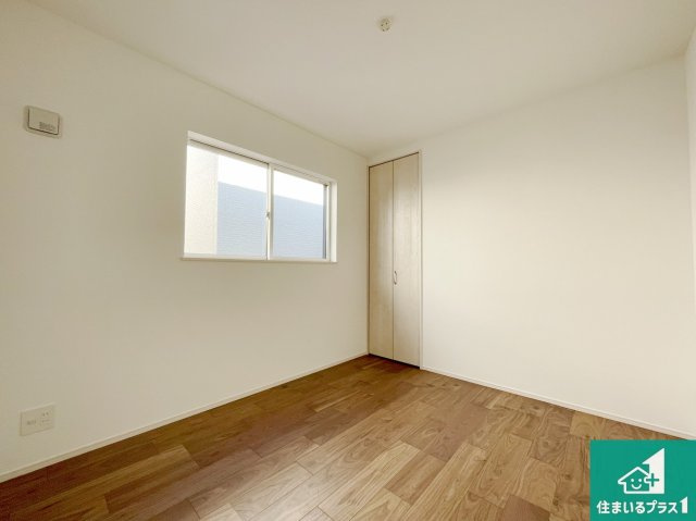 豊中市穂積　第2期　新築一戸建ての洋室|収納スペースが充実しているので子供の成長に合わせてたくさん収納ができます！家族構成に合わせた様々な活用ができる収納！