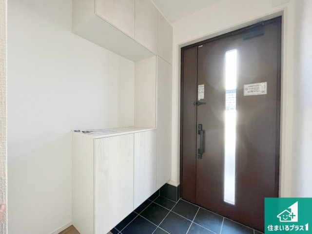 豊中市穂積　第2期　新築一戸建ての玄関|シューズボックスにはたくさんの靴が収納できるので玄関周りはいつもスッキリ！ご家族が増えても安心！