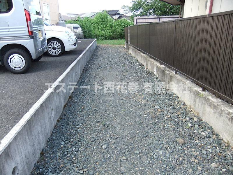 花巻市高木第15地割　土地建物の前面道路含む現地写真|西側公道（建築基準法第42条に該当しない道路です）