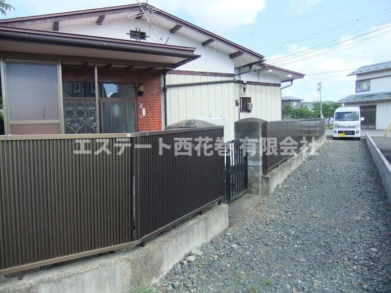 花巻市高木第15地割　土地建物の前面道路含む現地写真|西側公道側に玄関があります