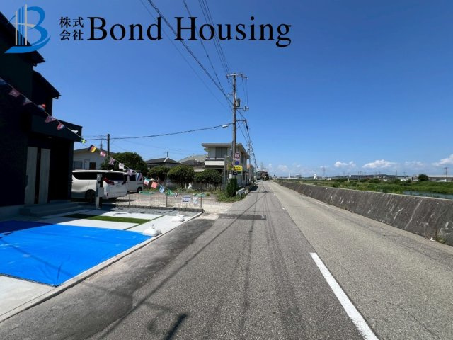 「駐車3台可」「長期優良住宅」持子 限定1棟の前面道路含む現地写真