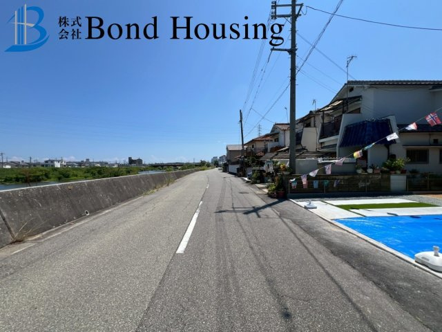 「駐車3台可」「長期優良住宅」持子 限定1棟の前面道路含む現地写真