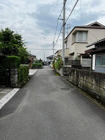 売土地の前面道路含む現地写真