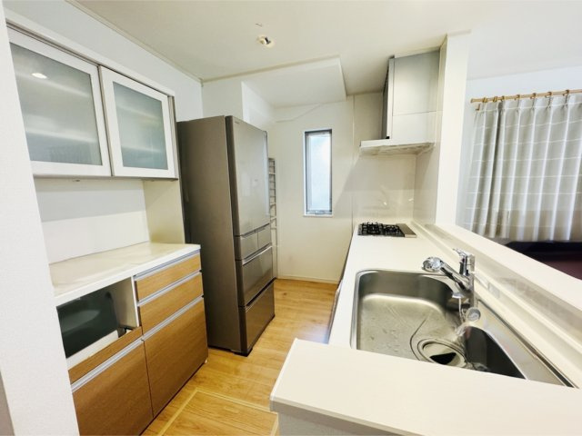 【キッチン】 | 練馬区西大泉4丁目　中古一戸建住宅　（保谷店） | 窓のあるキッチンで毎日が明るく快適に
＊こちらはCGにより空室にした場合のイメージ画像です。