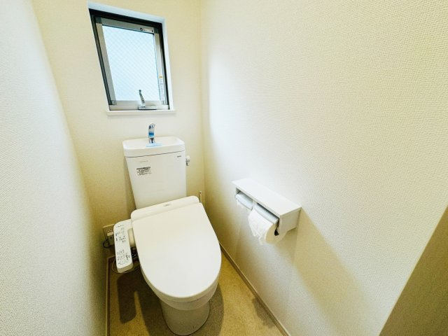 【トイレ】 | 練馬区西大泉4丁目　中古一戸建住宅　（保谷店） | 白でまとめた清潔感のあるトイレ