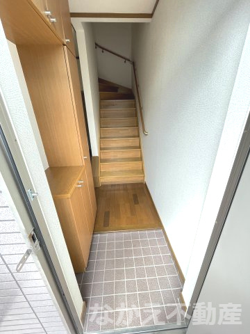【玄関】 | 収納もある玄関です