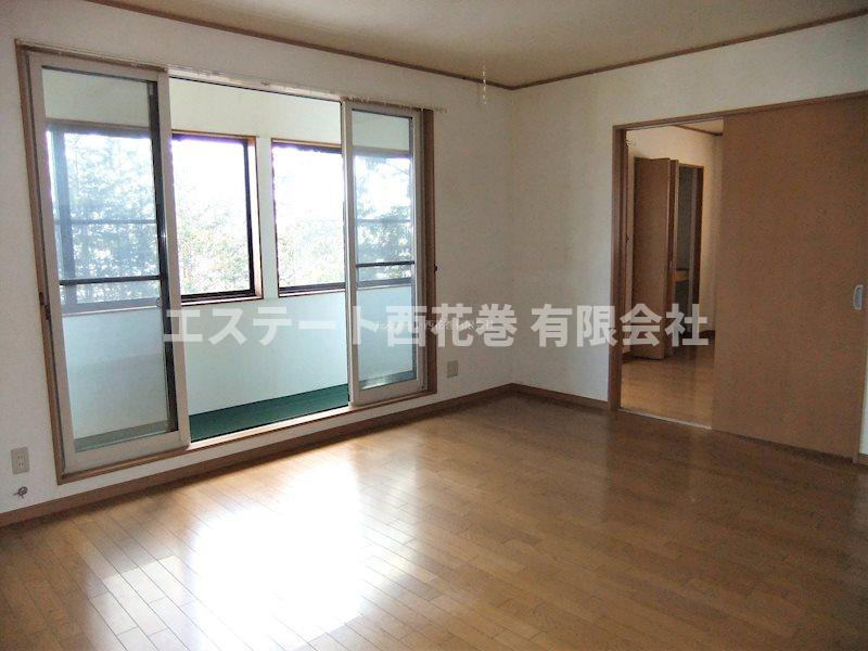 花巻市中北万丁目　土地建物の居間・リビング|従たる建物内部