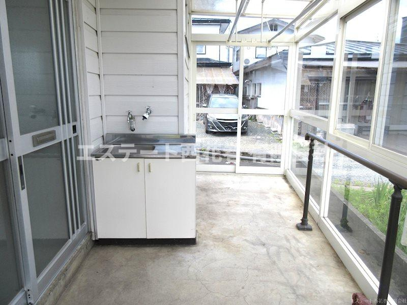 花巻市円万寺字下中野　土地建物の玄関|広い風除室