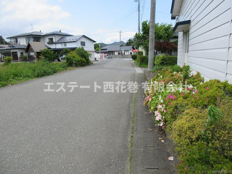 花巻市円万寺字下中野　土地建物の前面道路含む現地写真|6.6ｍ幅の接道