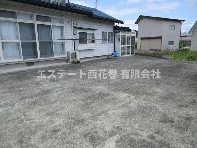 花巻市円万寺字下中野　土地建物の駐車場|駐車場は広いです