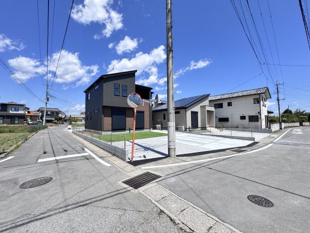 新築　高崎市正観寺町　GRAFARE　3号棟の前面道路含む現地写真|西側接道幅員約4.1ｍ　南側接道幅員約5.3ｍ