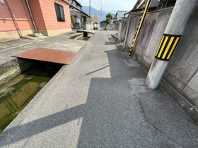 売土地の前面道路含む現地写真