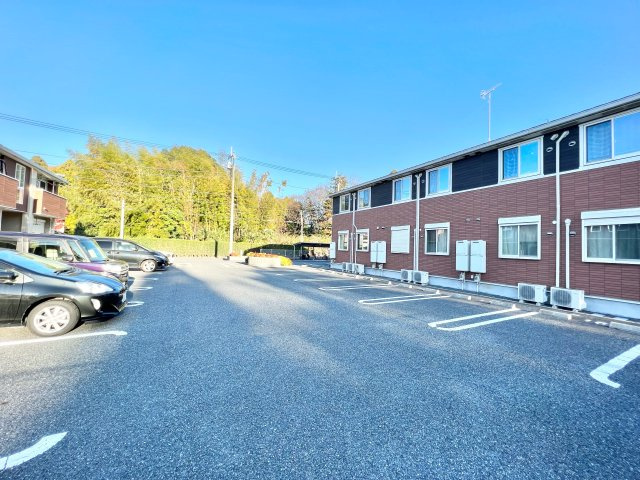 エスティーヌシャルムの駐車場