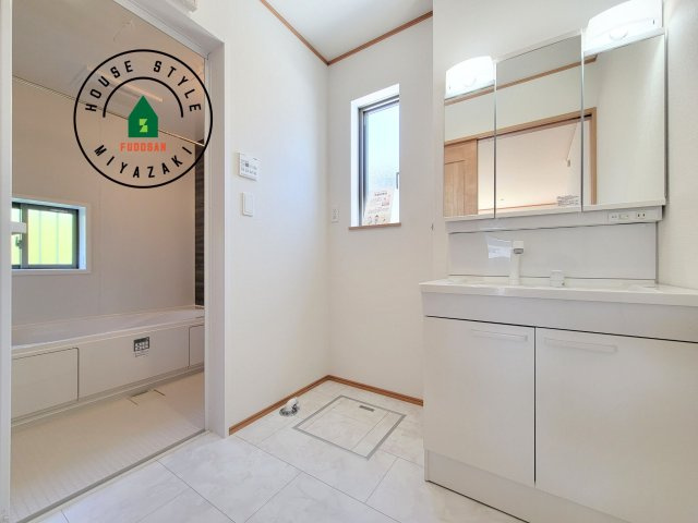 宮崎市太田1期-3棟（2号棟）の脱衣所|ゆとりの洗面スペースで朝の身支度もスムーズに。暮らしを快適に変えるシャワー付洗面台です！