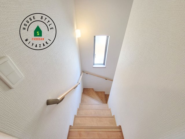 宮崎市太田1期-3棟（2号棟）の内装|＜手すり付階段＞手すりがないと階段の昇り降りで危険なことはもちろん、壁に手をつきながら歩くことで壁紙が汚れやすくなります。すべての方に快適に昇り降りしていただくため、手すりを設置しました。