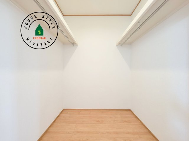 宮崎市太田1期-3棟（2号棟）の収納|洋服や大きな荷物が多い方や人数の多いご家族などは、一般的なクローゼットよりもウォークインクローゼットのほうが使い勝手が良いです。