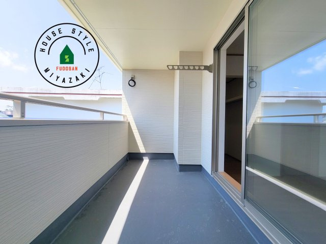 宮崎市太田1期-3棟（2号棟）のバルコニー|風をしっかりと感じられるバルコニーでは、毎日が洗濯日和です。広々としているので洗濯も楽しくなるでしょうし、気分転換にバルコニーからの眺めを楽しむのもいいでしょう。