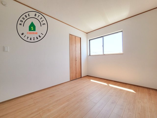 宮崎市太田1期-3棟（2号棟）の洋室|柔らかい陽光が差し込む明るいお部屋を演出する設計。彩光の取れる窓が気持ちの良いお部屋を創り上げます。