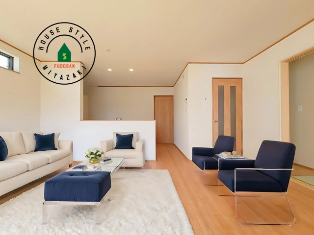 宮崎市太田1期-3棟（2号棟）の居間・リビング|明るく開放的なリビングダイニングは豊かな陽光が注ぎ込み、やすらぎの空間を演出してくれます。ご家族で楽しいひとときをお過ごし下さい。※家具はCGを合成したものです。