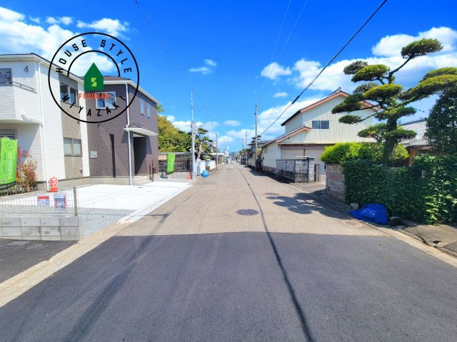 宮崎市太田1期-3棟（2号棟）の前面道路含む現地写真|前面道路は閑静な住宅地をはしる車通りの少ない道路。お車の出し入れが苦手なママや小さなお子様にも安心ですね。しっかり舗装もされているので、ベビーカーや自転車で通っても快適に通行できます。