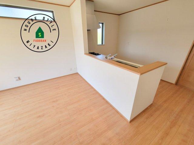 宮崎市太田1期-3棟（2号棟）のダイニング|会話が弾む場所として居心地の良いリビングです。