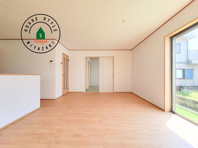 宮崎市太田1期-3棟（2号棟）の居間・リビング|キッチンからリビングをしっかり確認できます。家族の笑顔があふれる空間になりそうですね。