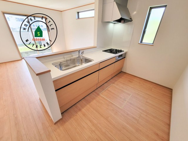 宮崎市太田1期-3棟（2号棟）のキッチン|ダイニングテーブルへの配膳がラクラク、お料理はかどるカウンター付きシステムキッチン！