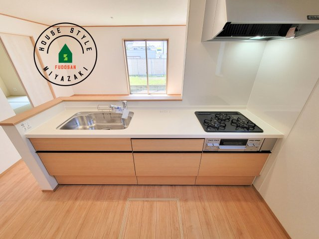 宮崎市太田1期-3棟（2号棟）のキッチン|明るいキッチン作業スペースを多くとりました。ご夫婦でキッチンに立っても調理がしやすい広さです。食器類もすっきりと片付く収納は魅力的です。