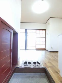 【展望】 | ※参考写真※玄関から室内への景観です！玄関を入るとすぐにダイニングキッチンがあります☆