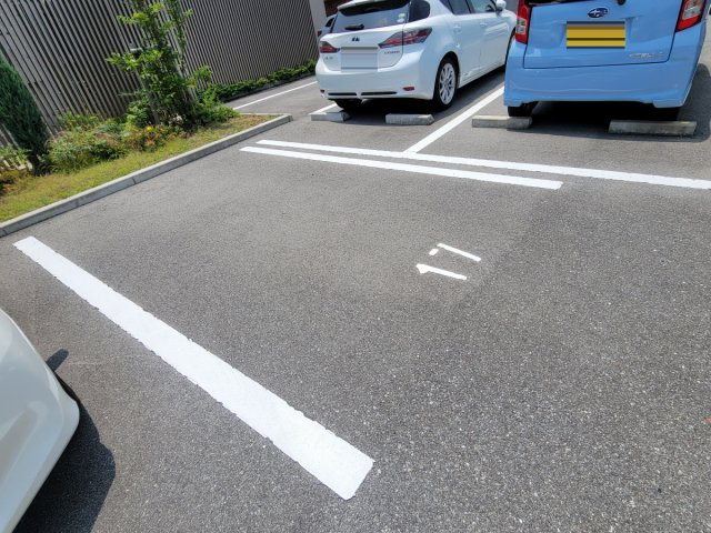 アンソレイエ　ファミーユ　A棟の駐車場