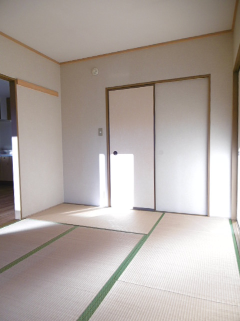 ハイカムール国分【10,000円キャッシュバック対象物件】の和室|畳の上でゆっくりとくつろげる和室です