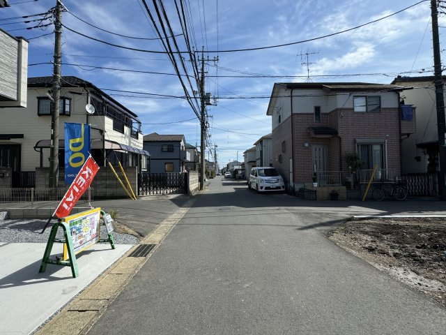 松戸市西馬橋４丁目新築戸建【旭町小学校：10分】の前面道路含む現地写真|南側前面道路・幅員約4.1ｍ