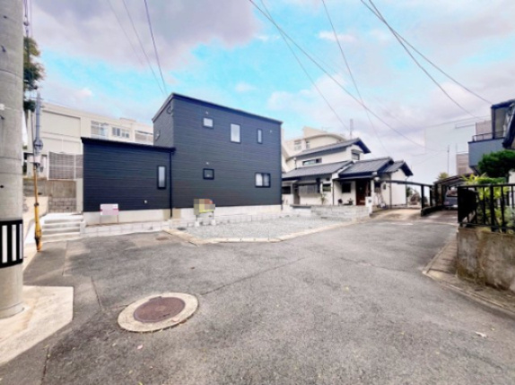 雁の巣１丁目戸建ての前面道路含む現地写真