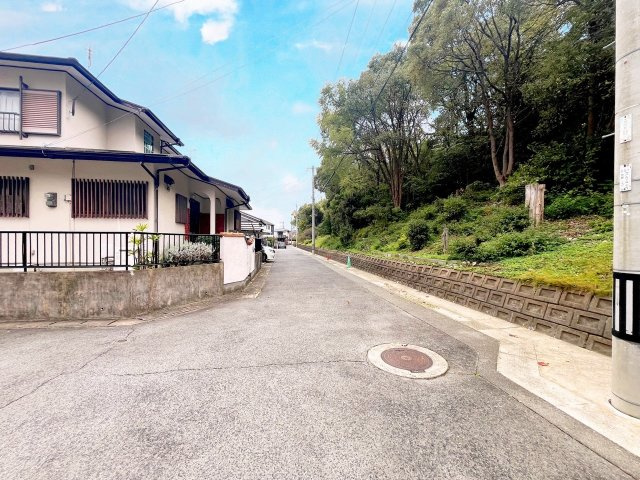 雁の巣１丁目戸建ての前面道路含む現地写真