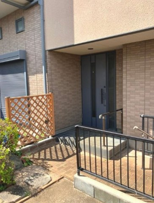 【エントランス】 | 平和台戸建 | 落ち着いたエントランスです