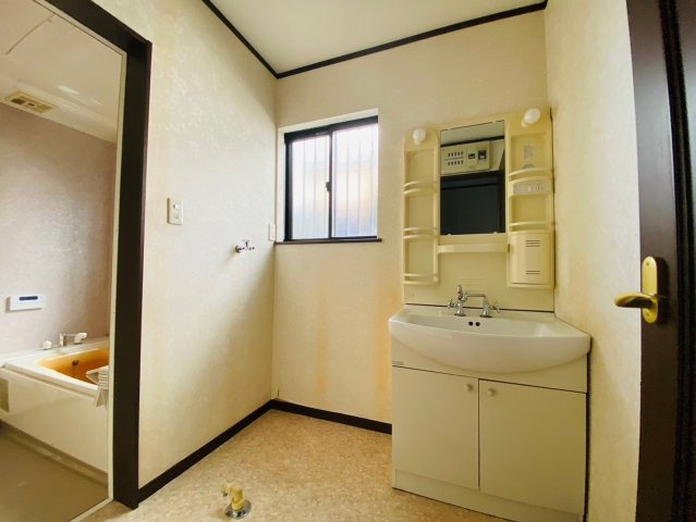 八街市滝台　中古戸建の独立洗面台