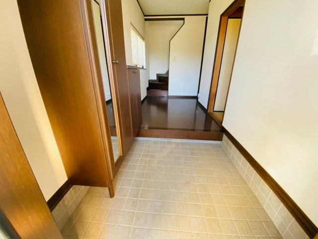 八街市滝台　中古戸建の玄関