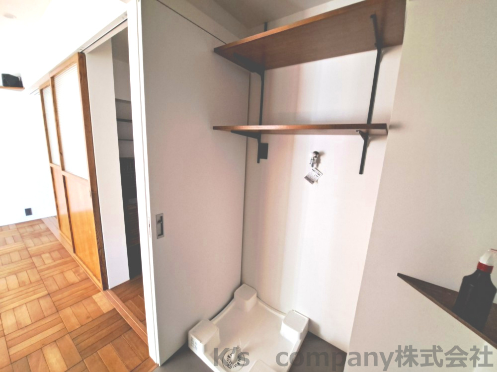 茅ヶ崎市柳島海岸　クリオ茅ヶ崎柳島海岸のランドリースペース|洗濯機置き場です♪上部棚も収納に便利です☆