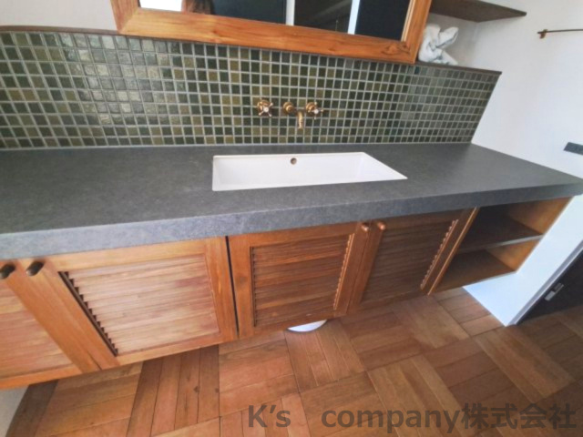 茅ヶ崎市柳島海岸　クリオ茅ヶ崎柳島海岸の独立洗面台|レトロな雰囲気が素敵です♪来客時にも◎