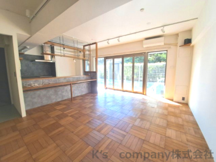 茅ヶ崎市柳島海岸　クリオ茅ヶ崎柳島海岸の居間・リビング|おしゃれな床フローリングがお部屋の雰囲気をぐんと良くしてくれます☆