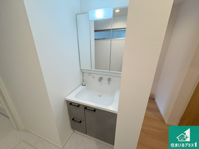 神戸市須磨区村雨町　新築未入居の独立洗面台|清潔感のある洗面台です。フラットな鏡は掃除がしやすく毎日清潔！鏡裏には収納があるのでスッキリとした洗面台が保てます。