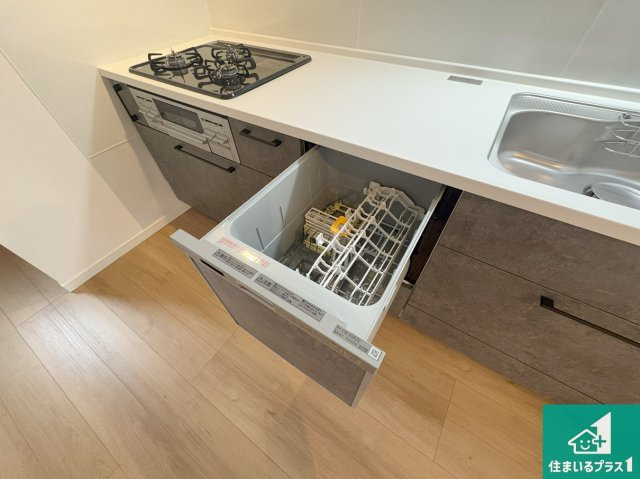 神戸市須磨区村雨町　新築未入居の設備|食事後の一仕事、食器洗いをボタン一つでお任せできちゃいます！場所を取らないビルトイン式なので、お料理スペースもしっかり確保！