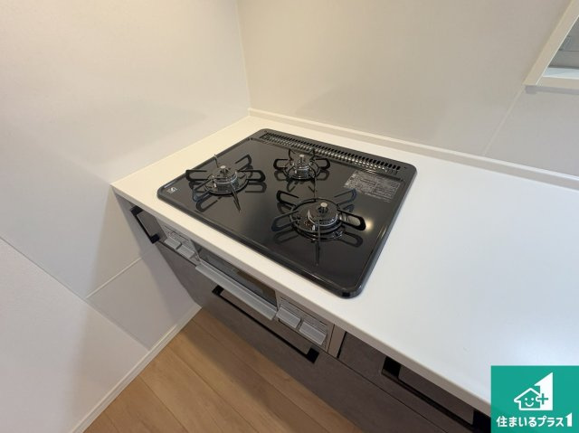 神戸市須磨区村雨町　新築未入居の設備|ダブル高火力Ｓｉセンサー付きコンロ！３口あるので、まとめて料理をする時も大活躍！