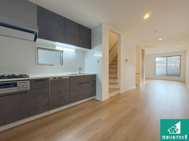 神戸市須磨区村雨町　新築未入居の居間・リビング|日当たり良好の明るいリビングで朝の目覚めもスッキリできそう！対面キッチンでご家族のコミュニケーションも自然と増える設計！小さなお子様が遊ぶスペースを作っても広々とくつろげるLDK！