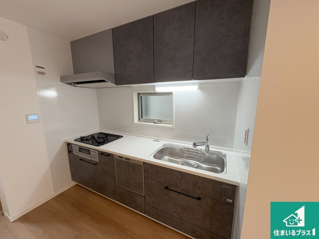 神戸市須磨区村雨町　新築未入居のキッチン|子供を見守りながらお料理が出来るため家族のコミュニケーションか増えます♪スペースが広く確保されている為お子様が大きくなったときは一緒に料理を楽しめます♪