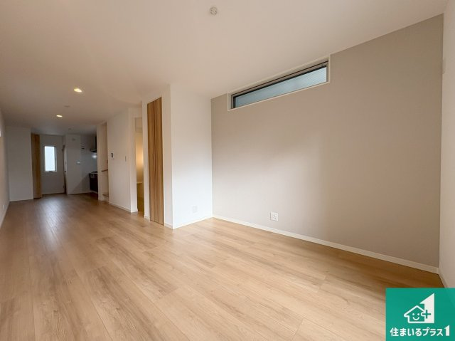 神戸市須磨区村雨町　新築未入居の居間・リビング|明るいリビングで朝の目覚めもスッキリできそう！対面キッチンでご家族のコミュニケーションも自然と増える設計！小さなお子様が遊ぶスペースを作っても広々とくつろげるLDK！