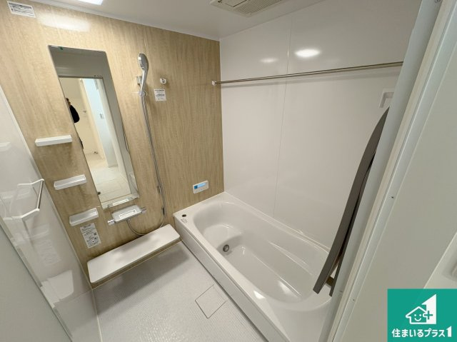 神戸市須磨区村雨町　新築未入居の浴室|足をゆったり伸ばして寛げる浴槽です。窓が設けられていますので差し込む光が明るく穏やかな雰囲気にしてくれます♪浴室乾燥機も設置しているので、雨の日の洗濯物も安心です♪