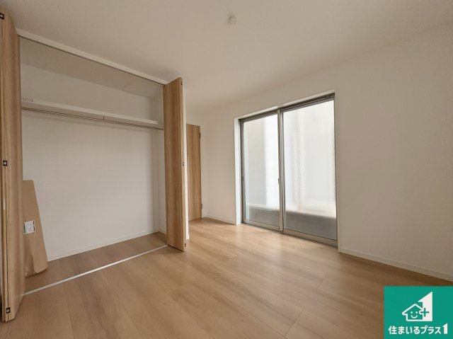 神戸市須磨区村雨町　新築未入居の洋室|寝室は心地よい眠りについてもらいたくて、シンプルかつ開放的な空間な設計にしています！大きな窓から差し込む日が心地いいです♪